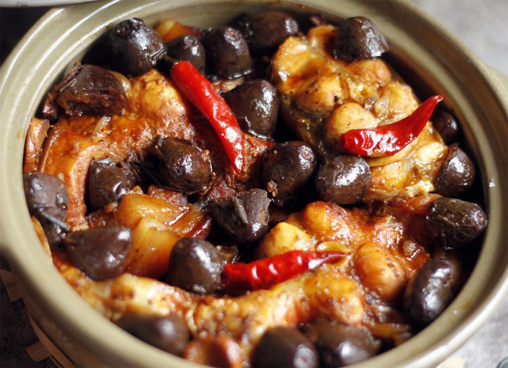 Món trám kho thịt cũng rất hấp dẫn