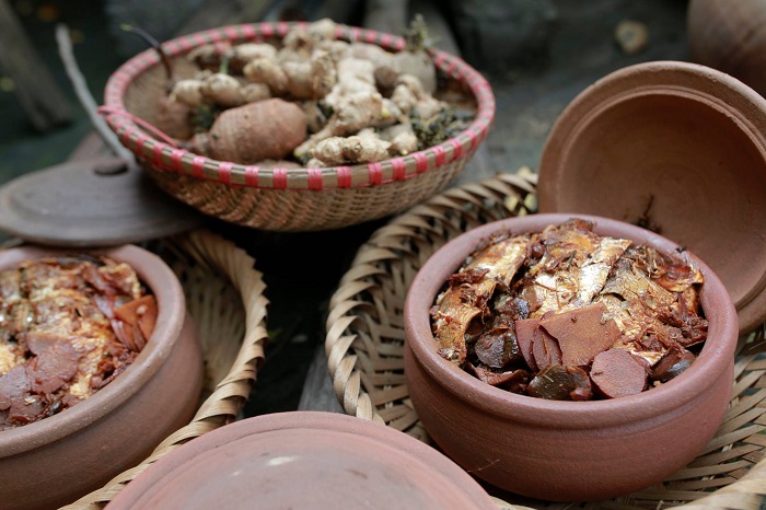 Cách làm cá mòi kho chuối xanh