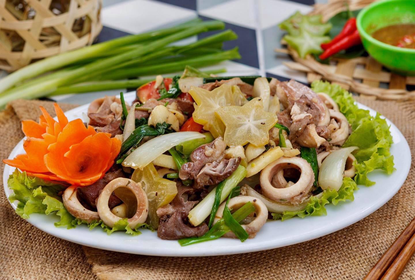 Món cuống tim bò xào cần tỏi